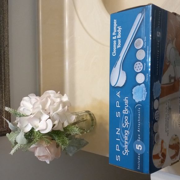 Spinning Spa Brush with 5 attachments - Picture 3 of 9